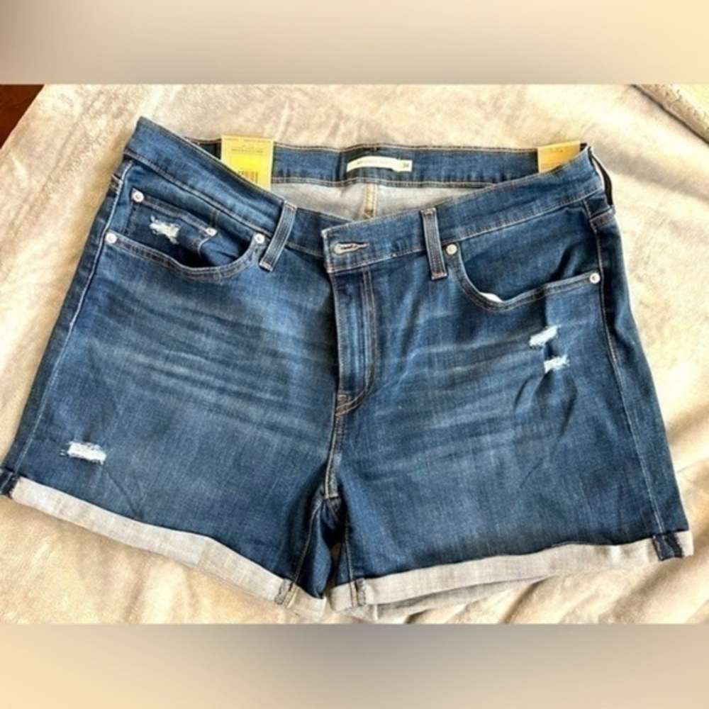 ✨New✨Levi’s Mid-Rise Shorts